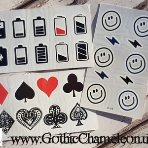 Fogli di tatuaggi temporanei, batterie, icona, carte da gioco, faccina sorridente, fulmine