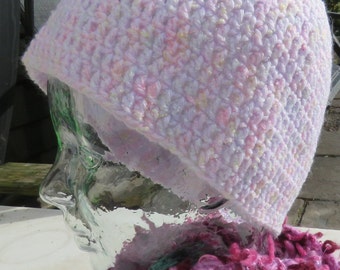 Crochet beanie hat in mottled pastel pink (081)