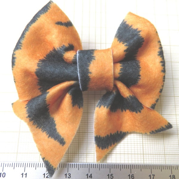 075, Felt bow brooch made from tiger print felt