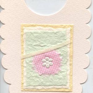 Tarjeta en forma de babero de niña con diseño de línea de lavado