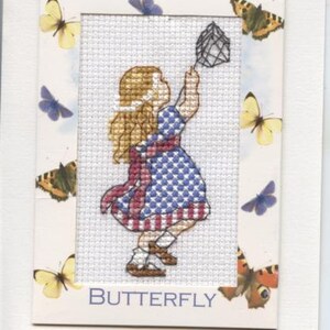 Tarjeta de saludos con chica cogiendo mariposas diseño