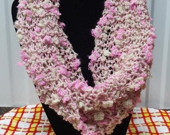 Mobius scarf / cowl in variegated pink textured yarn (053)