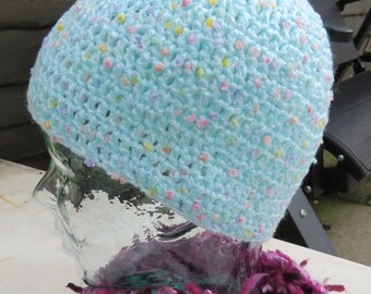 Crochet beanie hat in green yarn with pastel coloured spots (072)