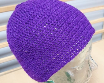 Bonnet au crochet en fil violet impérial avec fil métallisé (256)