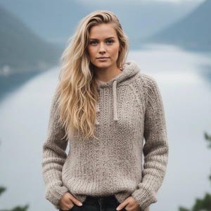 Patrón de tejido para sudadera con capucha Fjord Luxe: sudadera con capucha raglán escandinava con cordón ajustable (descarga en PDF)