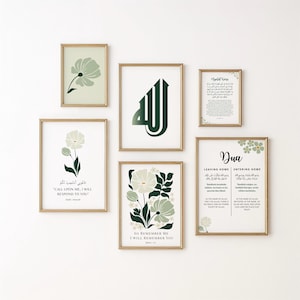 Puede incluir: Una colección de láminas artísticas enmarcadas con marcos dorados. Las láminas presentan diseños florales en tonos blancos y verdes, junto con caligrafía árabe y texto en inglés. Las láminas están dispuestas sobre una pared blanca.