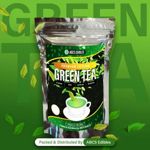 Può includere: Una busta in lamina d'argento di "Premium Ceylon Green Tea" di ABCS Edibles. La confezione presenta un design verde e nero con un'illustrazione di tazza da tè. Il testo include "All Natural", "Vegan", "Gluten-Free" e "No Additives".