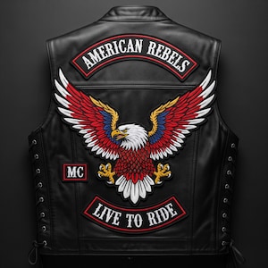 Puede incluir: Chaleco de cuero negro con parches bordados. Los parches incluyen "AMERICAN REBELS", un águila grande con alas rojas, blancas y azules, "MC" y "LIVE TO RIDE". El chaleco tiene cordones laterales. Prenda de estilo motero.