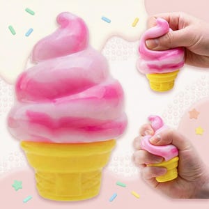 Puede incluir: Un juguete de cono de helado rosa y blanco con una base de cono amarilla. El juguete blando se aprieta en una mano, mostrando su textura flexible. Las chispas y un fondo pastel completan la escena lúdica.