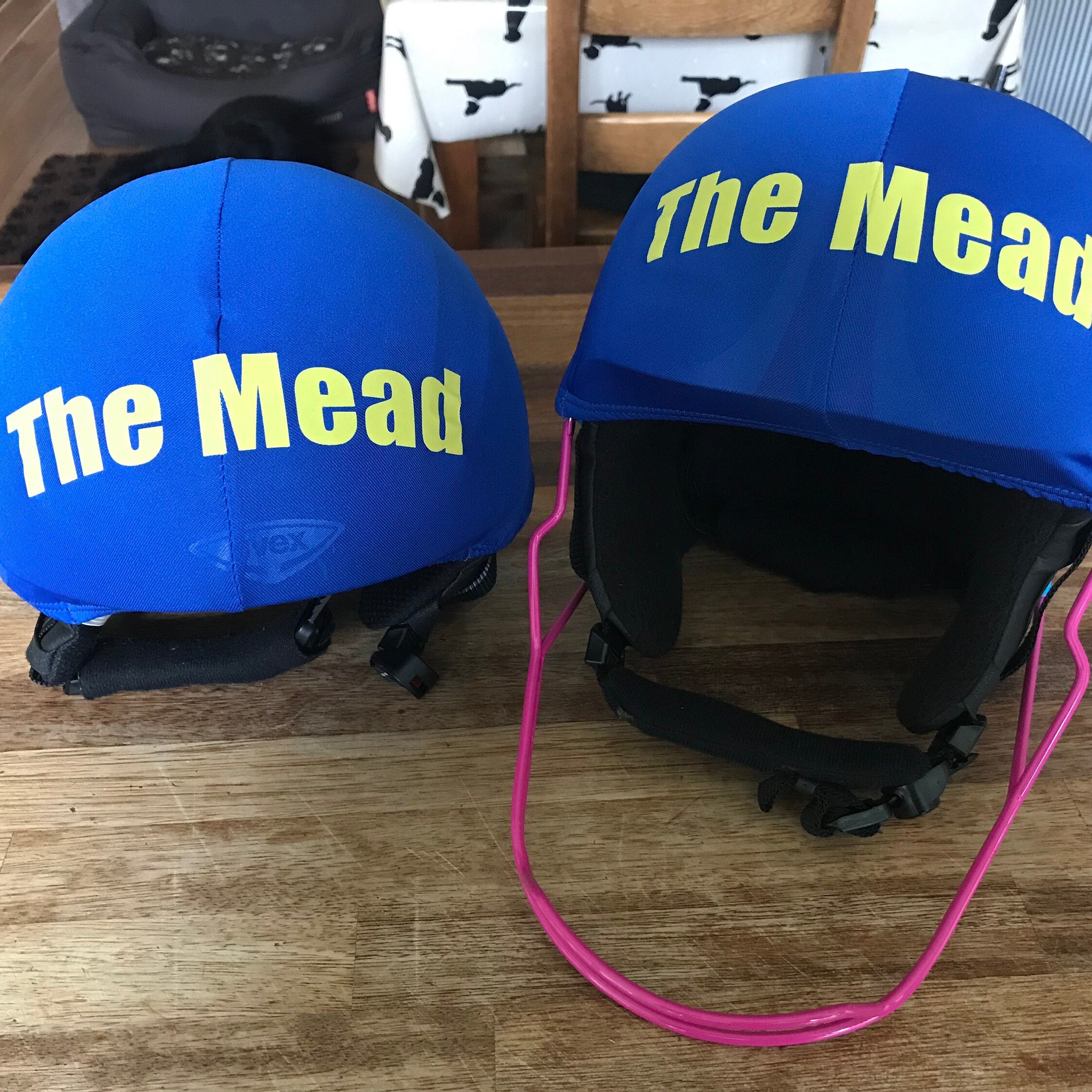 Custom helmet cover in universal size with logo / crest on FRONT (16 colors are available), couvre casque ski