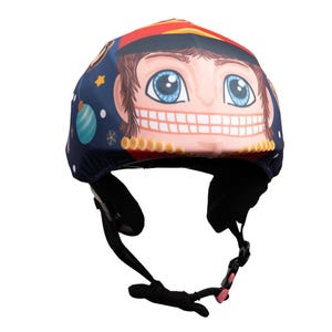 Könnte beinhalten: Eine blaue und rote Helm-Abdeckung mit einem Cartoon-Nussknacker-Gesichtsdesign. Die Abdeckung hat ein festliches Urlaubsthema mit Sternen, Schneeflocken und Ornamenten.