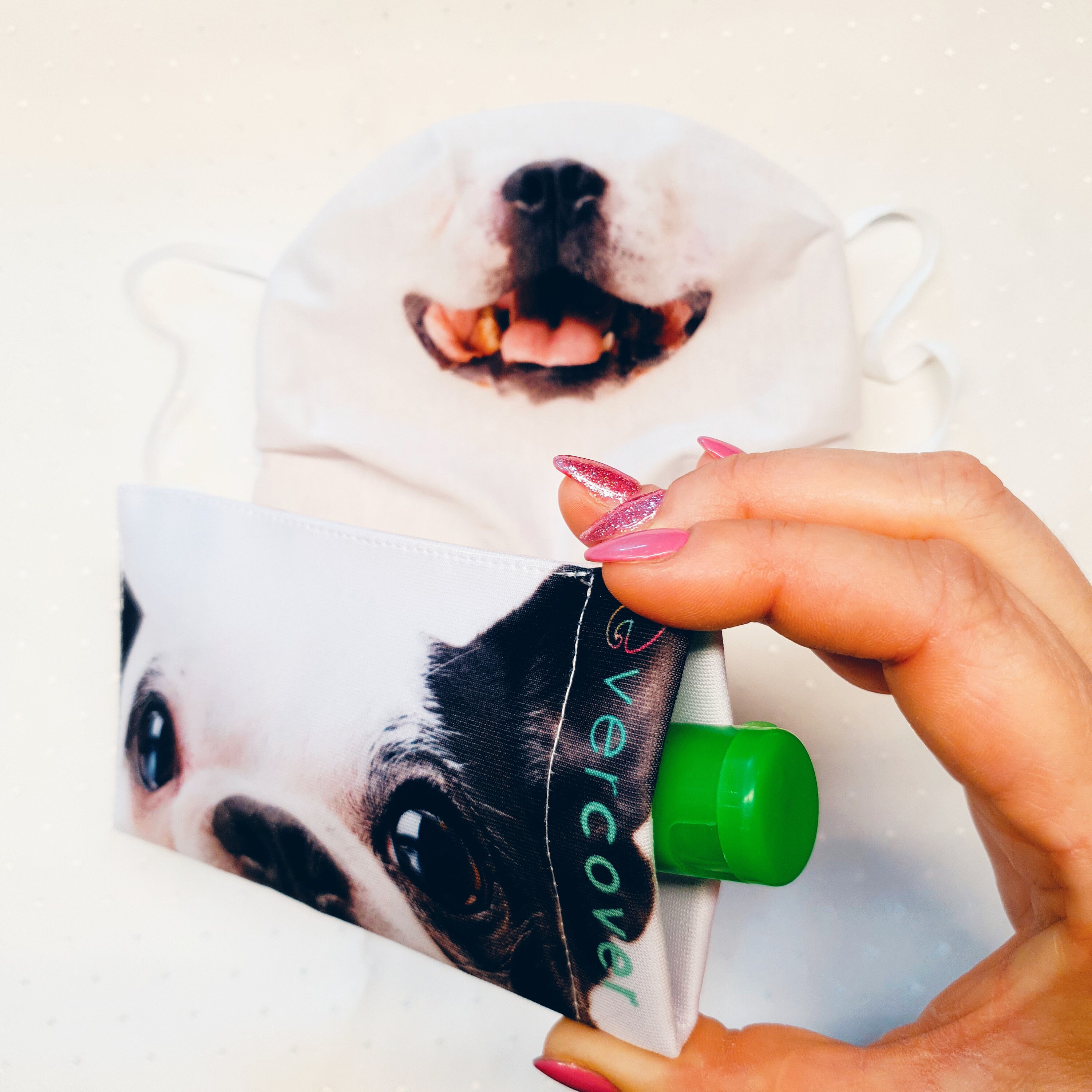 フェイスマスクケース DOGGY マスクポーチ クリップ付き ポータブルマスク収納 ポケットに収まる マスクケース 家族へのギフト