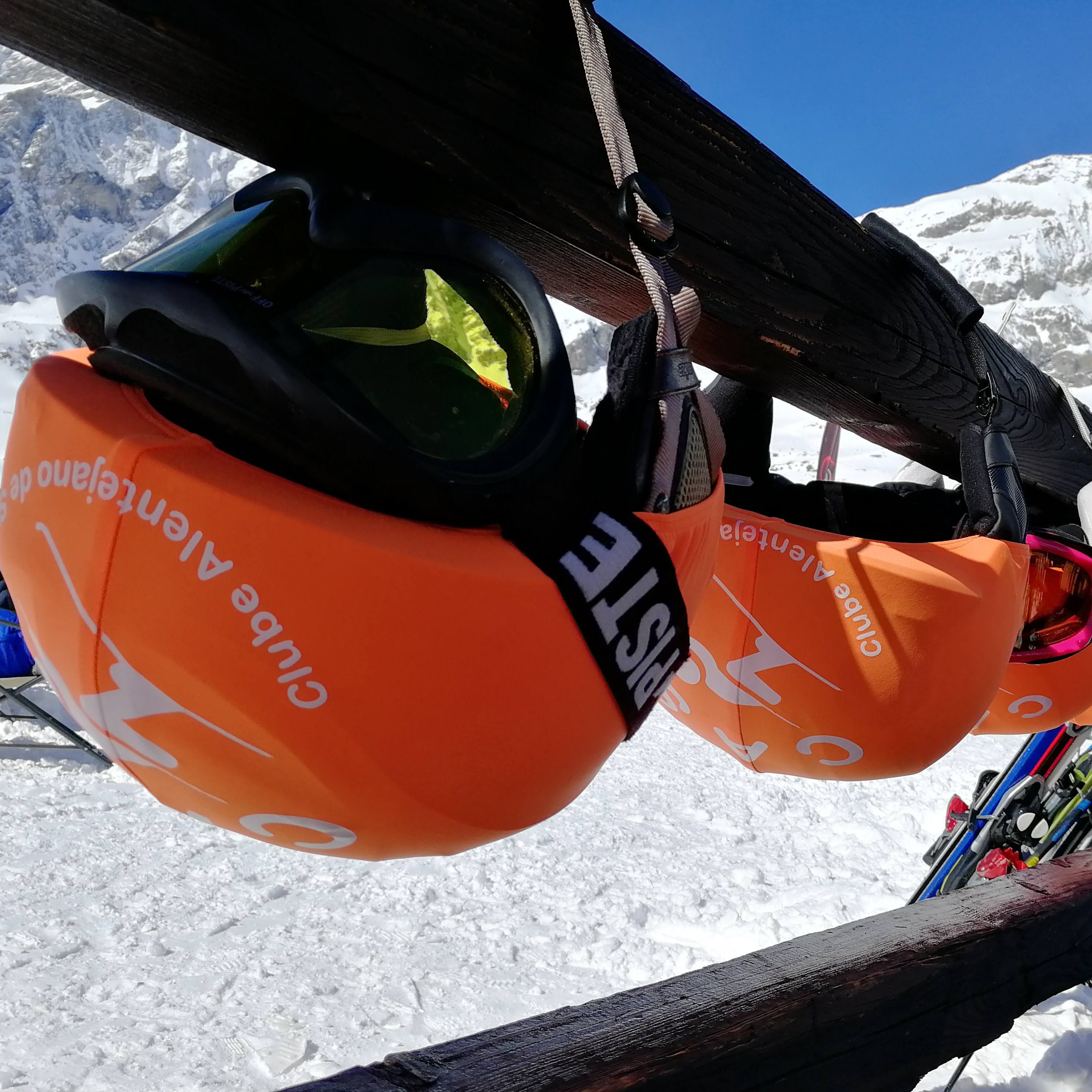 Custom helmet cover in universal size with logo / crest on FRONT (16 colors are available), couvre casque ski