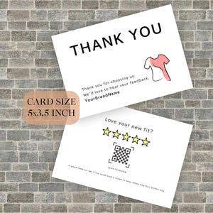 以下が含まれることがあります： テキストとグラフィックが描かれた2枚の白いカード。上のカードにはシャツのグラフィックとともに「THANK YOU」と書かれています。下のカードにはQRコードと星評価があります。カードサイズは12.7 x 8.9 cmです。