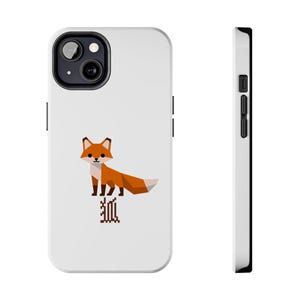 Pode incluir: Capa de telefone branca com um design geométrico de raposa em tons de laranja, castanho e branco. A capa tem um módulo de câmara preto e uma borda preta. O caractere japonês para raposa é impresso abaixo.