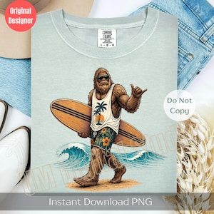 Może przedstawiać: Jasnozielony t-shirt z grafiką przedstawiającą brązowego Wielką Stopę w okularach przeciwsłonecznych, białym podkoszulku w palmy i kwiecistych szortach kąpielowych. Postać trzyma drewnianą deskę surfingową, stojąc na piaszczystej plaży.