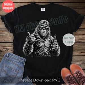 Może przedstawiać: Czarny t-shirt z białą grafiką przedstawiającą włochate stworzenie w czapce z daszkiem i okularach przeciwsłonecznych, wykonujące gest shaka i trzymające butelkę. Widoczny jest tekst UM Digital Studio oraz Do Not Copy.