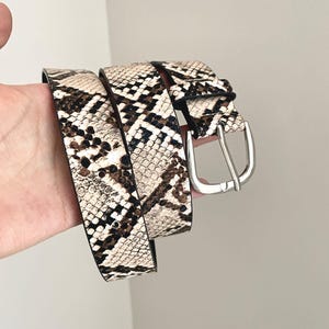 Ormmönsterbälte i vintagestil, midjebälte med pytonmönster och silverspänne, retro djurmönsterbälte i konstläder, bohemiskt Y2K-mode