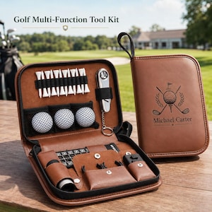 Könnte beinhalten: Ein braunes, reißverschlussartiges Golf-Multifunktions-Werkzeugset aus Kunstleder mit weißen Golftees, drei weißen Golfbällen, einem silbernen Metall-Pitchgabel-Werkzeug mit Schlüsselring und verschiedenen kleinen Golf-Accessoires.