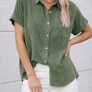 Camisa vintage de lino y algodón para mujer: corte holgado, cuello alto y un solo botón.