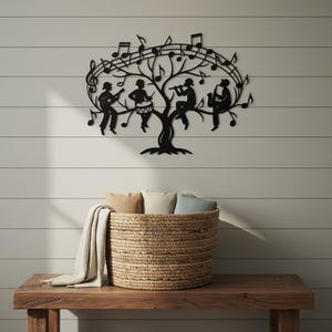 Può includere: Arte da parete in metallo nero raffigurante un albero con musicisti che suonano vari strumenti. Le note musicali circondano i rami dell'albero. L'opera d'arte è montata su una parete grigio chiaro sopra una panca di legno con un cesto intrecciato.