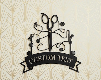 Gepersonaliseerde metalen wanddecoratie met naaimotief, lasergesneden bord met schaar, draad en knopen, cadeau op maat voor naaister, decoratie voor knutselkamer, naambord voor kleermakerij