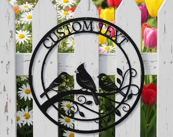 Gepersonaliseerd metalen bord met kardinaal op een tak, ronde wanddecoratie met eigen naam, lasergesneden vogel voor in de tuin.
