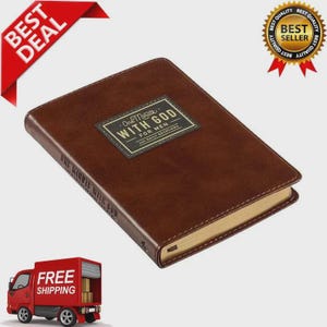 Könnte beinhalten: Ein braunes, ledergebundenes Buch mit dem Titel "One Minute With God For Men 365 Daily Devotions". Das Buch hat goldfarbene Kanten und ein rechteckiges Etikett auf dem Einband. Ein rotes Banner zeigt "Best Deal".