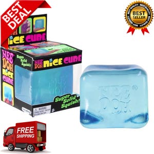 Op de afbeelding: Een blauw Nee Doh Nice Cube speelgoed, met de tekst "Nee Doh Nice Cube" en "Super Solid Squish!" gedrukt op de kubus. De verpakking is zichtbaar, met de woorden "Ice Cube" en "Best Deal" op de doos.