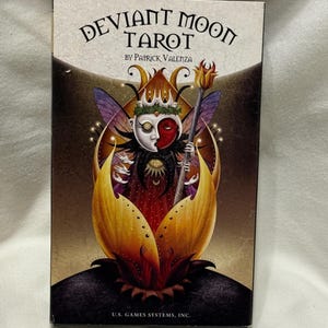 Peut inclure: Ensemble de trois tasses en céramique avec une finition mate et mouchetée. Les tasses sont de couleur crème, gris clair et gris foncé. Chaque tasse a un design simple et minimaliste avec une anse arrondie.