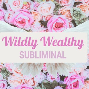 以下が含まれることがあります： ピンクのフォントで「Wildly Wealthy SUBLIMINAL」と書かれたオフホワイトの長方形の看板。看板の後ろには白い天使の羽があり、緑の葉がついたピンク、ピーチ、白のバラが密集した背景の前に配置されています。