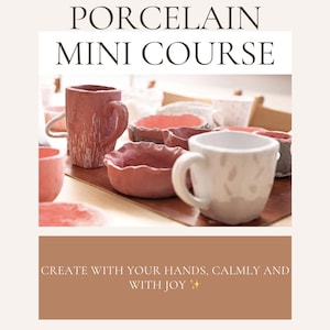 Può includere: L'immagine mostra un mini corso sulla porcellana fredda. Presenta vari pezzi di ceramica fatti a mano, tra cui tazze e ciotole, in tonalità rosse e bianche. Il testo recita "COLD PORCELAIN MINI COURSE" e "CREA CON LE TUE MANI, CON CALMA E CON GIOIA."