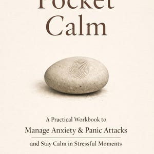 Può includere: Copertina di un libro con il titolo "Pocket Calm" in lettere marroni. Una pietra grigia con un disegno di impronta digitale è centrata sotto. Il libro è un quaderno pratico per gestire ansia e attacchi di panico.