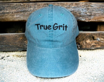 Distressed blauwgroene baseballpet met geborduurd "True Grit", cadeau-idee