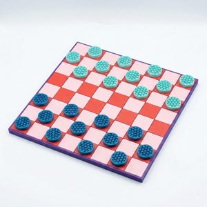 K&ouml;nnte beinhalten: Rustikales Holzschild mit dem Text "Welcome to our home" in wei&szlig;er Schrift. Das Schild hat eine Used-Optik und ein schlichtes, einladendes Design, ideal f&uuml;r die Eingangsbereichsdekoration.