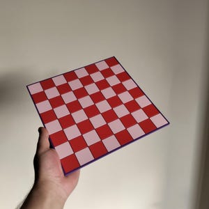 K&ouml;nnte beinhalten: Eine wei&szlig;e Keramik-Tasse mit schwarzem Henkel und dem Text "But First, Coffee" in fetter, schwarzer Schrift. Die Tasse steht vor einem neutralen Hintergrund, der ihr schlichtes Design hervorhebt.