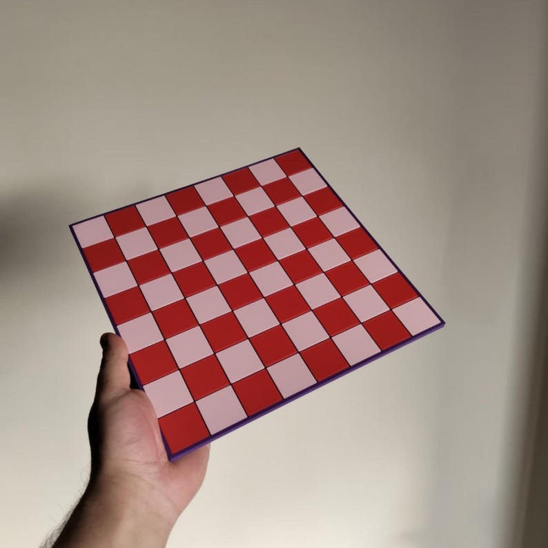 K&ouml;nnte beinhalten: Eine wei&szlig;e Keramik-Tasse mit schwarzem Henkel und dem Text "But First, Coffee" in fetter, schwarzer Schrift. Die Tasse steht vor einem neutralen Hintergrund, der ihr schlichtes Design hervorhebt.