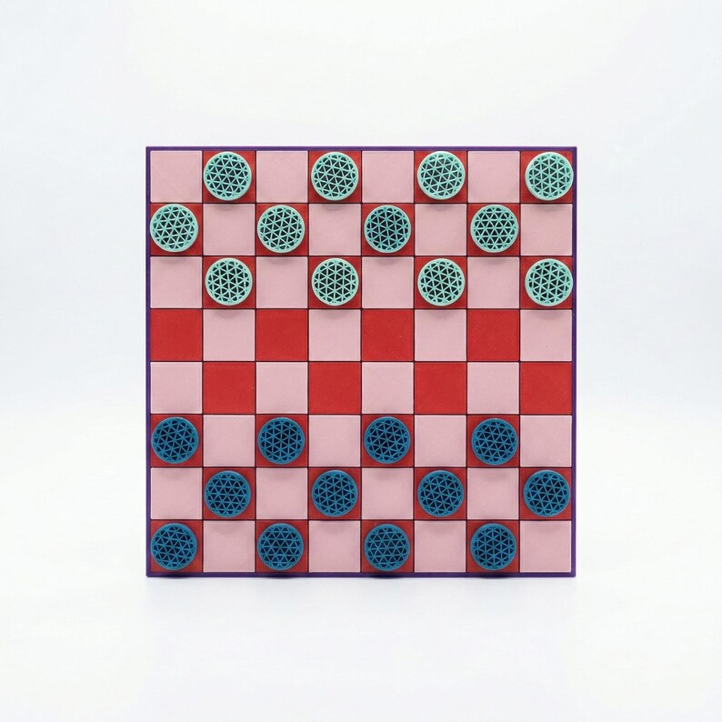 K&ouml;nnte beinhalten: Ein Dame-Spiel mit einem rosa-roten Schachbrettmuster. Das Brett hat einen lila Rand und ist mit t&uuml;rkisfarbenen und blauen Dame-Steinen best&uuml;ckt. Das Spiel befindet sich vor einem wei&szlig;en Hintergrund.