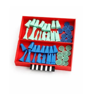 K&ouml;nnte beinhalten: Ein rotes Schachspiel aus Kunststoff mit blauen und hellgr&uuml;nen Figuren. Das Set enth&auml;lt Bauern, T&uuml;rme, Springer, L&auml;ufer, Damen und K&ouml;nige. Die Schachfiguren sind in einer roten Box angeordnet.