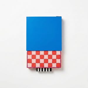 K&ouml;nnte beinhalten: Handgefertigtes Holzschild mit dem handgeschriebenen Wort "Welcome". Das Schild ist wei&szlig; lackiert mit einem Used-Look, und ein kleines gr&uuml;nes Blatt ist befestigt. Ideal f&uuml;r die Inneneinrichtung.