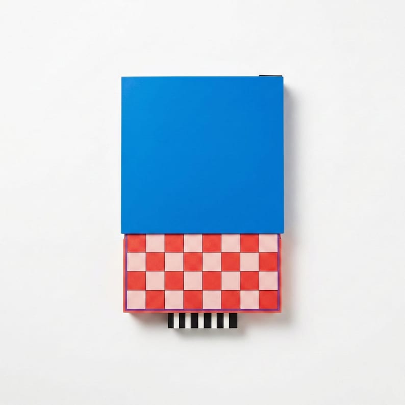 K&ouml;nnte beinhalten: Handgefertigtes Holzschild mit dem handgeschriebenen Wort "Welcome". Das Schild ist wei&szlig; lackiert mit einem Used-Look, und ein kleines gr&uuml;nes Blatt ist befestigt. Ideal f&uuml;r die Inneneinrichtung.