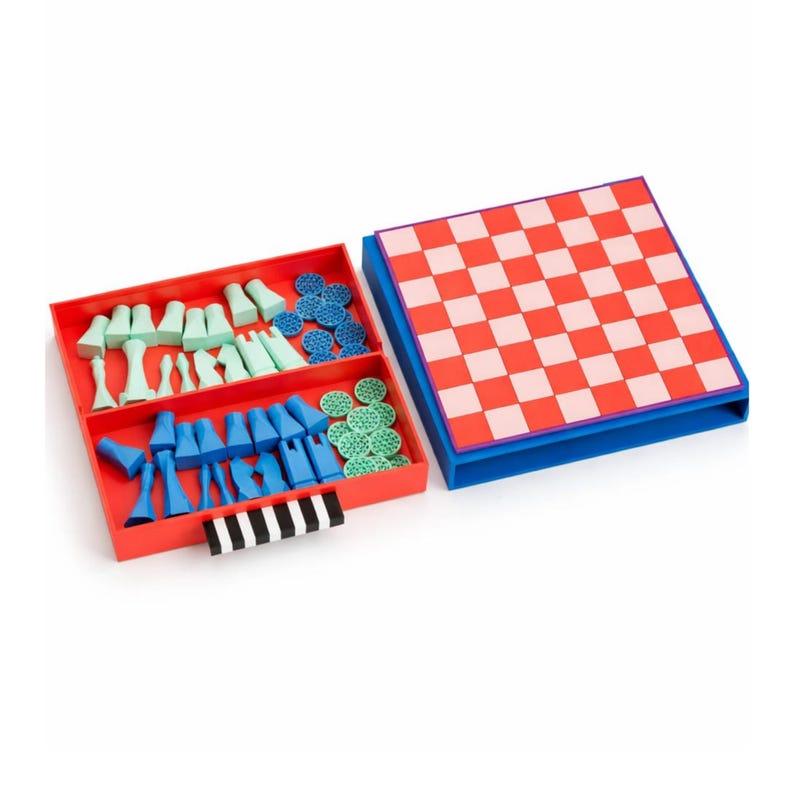 K&ouml;nnte beinhalten: Ein Schachspiel in Rot und Blau mit Schachbrettmuster. Das Set enth&auml;lt eine rote Schale mit gr&uuml;nen, blauen und hellgr&uuml;nen Schachfiguren. Das Schachbrett ist rot und wei&szlig;, und das Set befindet sich in einer blauen Box.