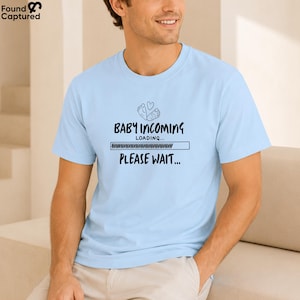 Camiseta "Bebé en camino, por favor espere", Camiseta para anunciar el embarazo, Camiseta para futuros padres, Camiseta para padres que esperan un bebé, Regalo para anunciar la llegada del bebé