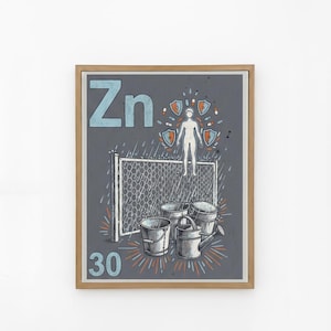Op de afbeelding: Een ingelijste print met het element Zink (Zn) en het nummer 30. Het kunstwerk toont een menselijke figuur, schilden en regen, samen met drie metalen emmers en een gieter. Het kleurenpalet omvat blauw, grijs en oranje.