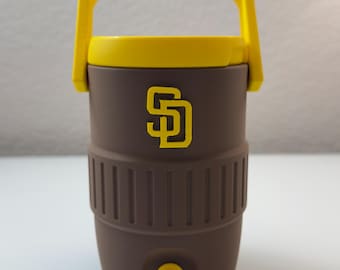 Miniaturowy dystrybutor beczek inspirowany drużyną San Diego Padres | Drukowana w 3D chłodziarka do napojów sportowych | Prezent dla fana baseballu | Dekoracja na imprezę tailgate | Woda w kolorze drużyny