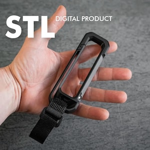 Puede incluir: Producto digital rectangular negro con las letras "STL" en blanco y las palabras "DIGITAL PRODUCT" en blanco. El producto tiene una correa negra. El producto se sostiene en una mano.