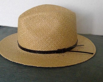 Country Gentleman USA Men's Natural Color Straw Hat With Tiny Leather Like Band Around Crown Vintage 90's