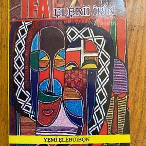 Könnte beinhalten: Buchcover mit dem Titel "IFA ELERII IPIN" in rotem und schwarzem Text. Das Cover zeigt ein farbenfrohes abstraktes Design mit Gesichtern und geometrischen Formen in Blau, Rot und Grün. Der Name des Autors, "YEMI ELEBUIBON", steht in gelbem Text.