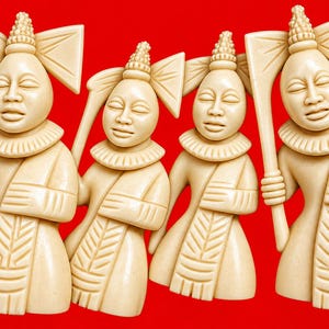 Puede incluir: Cuatro figuras talladas de color blanco hueso dispuestas en fila, cada una representa a una persona con los ojos cerrados, un cuello texturizado y una prenda estampada. Dos figuras sostienen una herramienta tipo hacha, todas tienen un tocado puntiagudo.