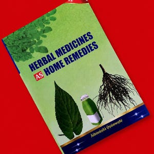 Pode incluir: Um livro intitulado Herbal Medicines as Home Remedies com uma capa verde clara apresentando um grupo de folhas verdes, uma pequena garrafa verde com um rótulo branco e um sistema radicular castanho escuro. O nome do autor Aibinuola Osunwole está na parte inferior.